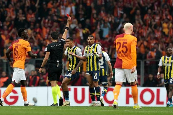 Galatasaray'ın 10 kişilik F.Bahçe'ye karşı aldığı yenilginin ardından spor gazetecileri Giallorossi'yi konuşmayı bırakmadı!  “Sezonun en kötü futbolu”