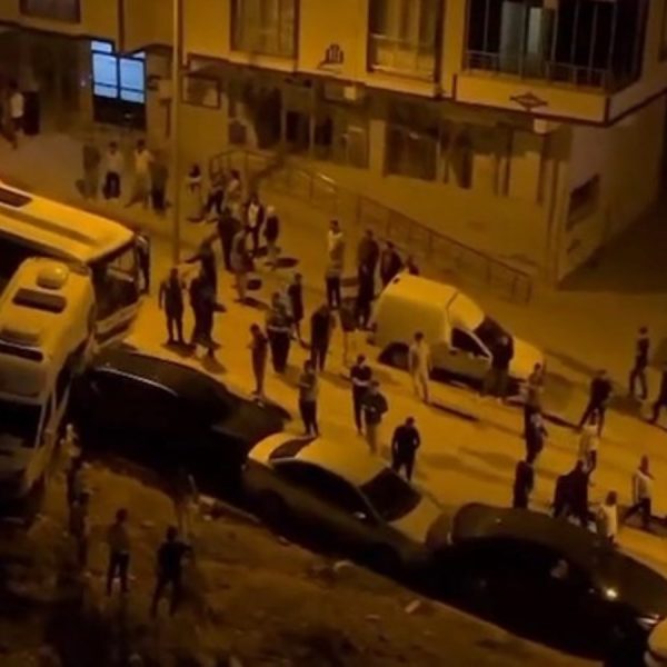 Siirt'te mahalle sakinleri ayağa kalktı: Yokuşa inen midibüs 9 araca çarptı – Son Dakika Türkiye Haberleri