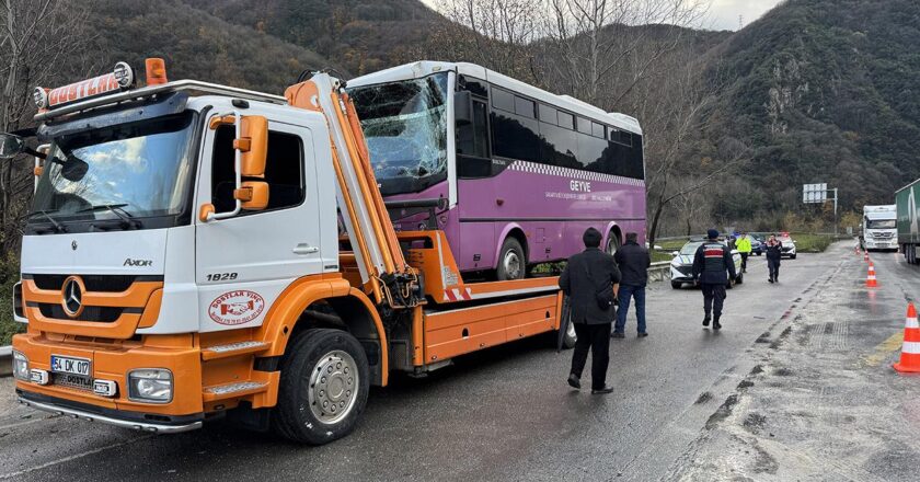 Sakarya’da 6 araç çarpıştı: 15 yaralı