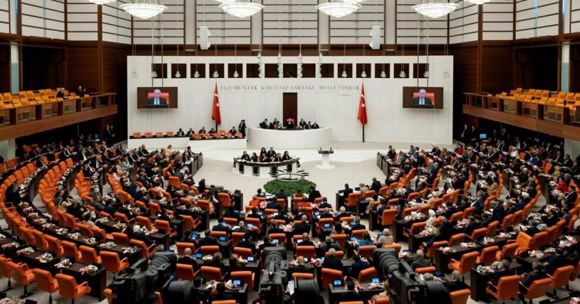 TRT’ye ilişkin düzenlemeleri de içeriyor: Torba kanun teklifi Meclis’te kabul edildi – Son Dakika Siyaset Haberleri