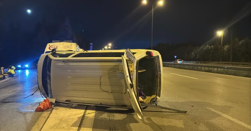 TEM Otoyolu’nda bariyere çarpan minibüs devrildi