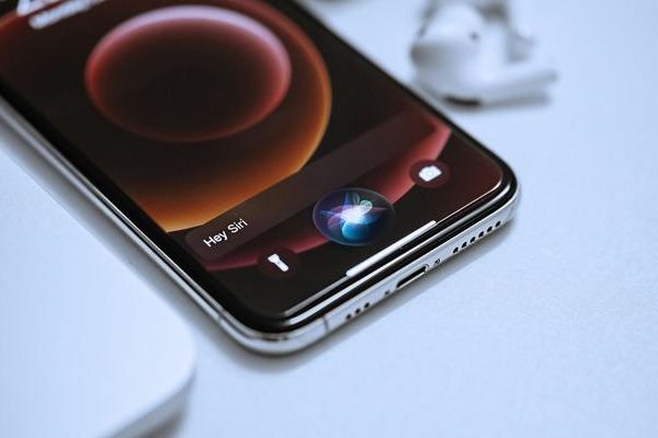 Bir kaynak, Apple’ın yapay zeka desteğiyle daha da ‘akıllanacak’ yeni Siri’yi ne zaman sunacağını paylaştı