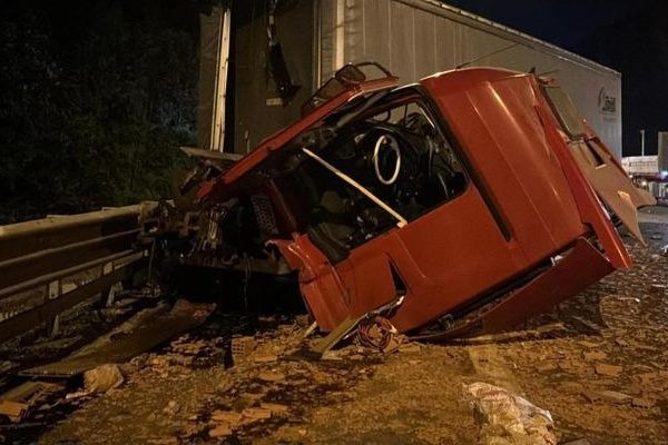 TEM’de tuğla yüklü tıra çarpan tır, hurdaya döndü: Sürücü yara almadan kurtuldu