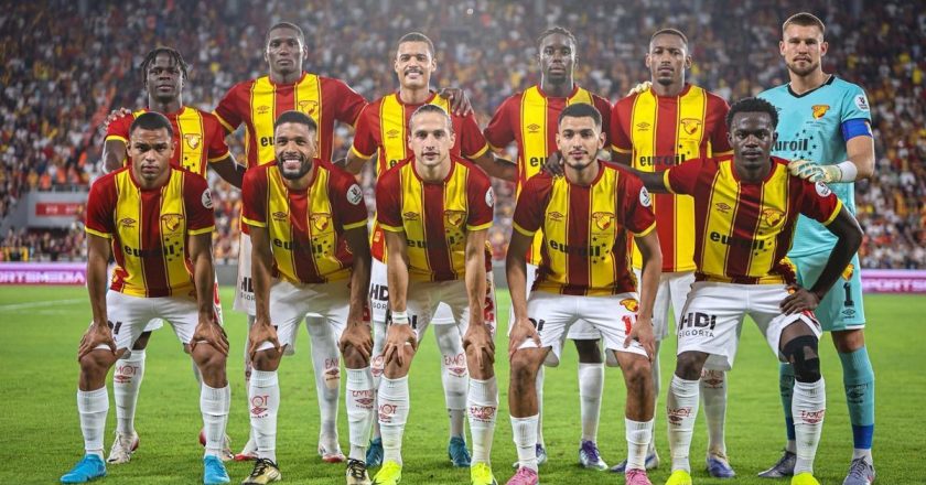 Göztepe taraftarları, İzmir’deki ilk maçta tribünleri doldurdu