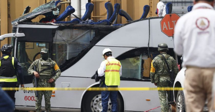 Meksika’da yük treni çift katlı otobüse çarptı: En az 10 kişi öldü