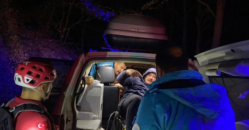 Yürüyüş yaparken mahsur kalan kişinin yardımına ekipler koştu