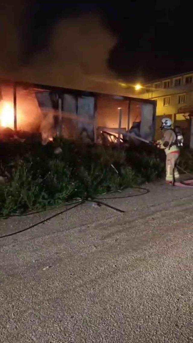 Yangında 2 konteyner kullanılamaz hale geldi