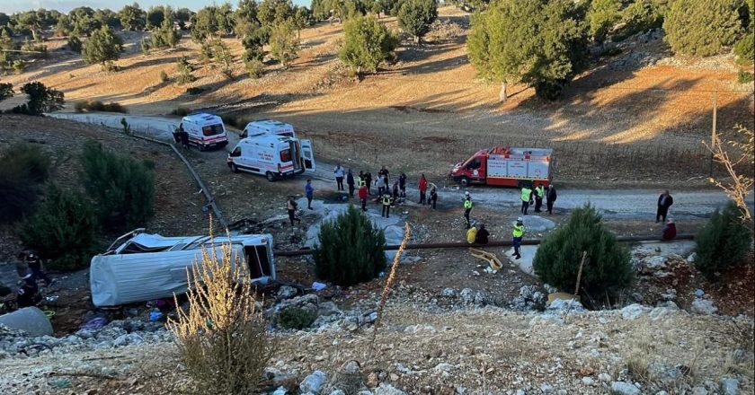 Mersin’de işçi servisi şarampole devrildi: Ölü ve yaralılar var