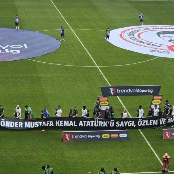 Galatasaraylı futbolcular sahaya 10 Kasım pankartıyla çıktı