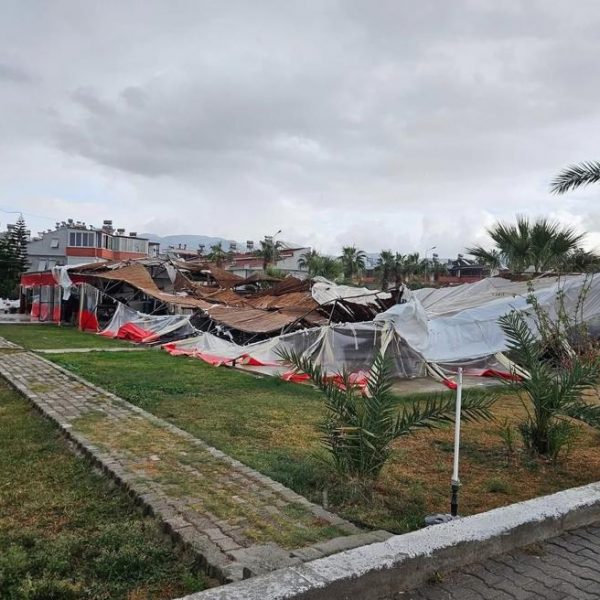 Mersin’de Hortum, Evleri ve Seraları Vurdu