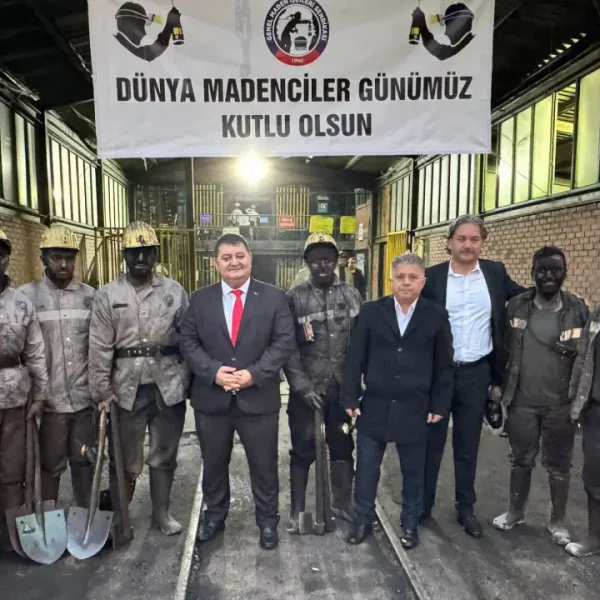 Maden işçileri, Dünya Madenciler Günü’nü iş yerinde coşkuyla kutladı.