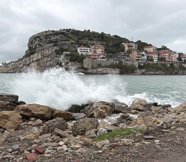 Bartın’da Şiddetli Fırtına: Dalga Boyu 3 Metreyi Buldu!