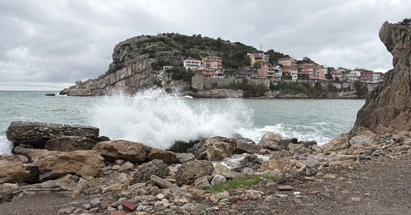 Bartın’da Şiddetli Fırtına: Dalga Boyu 3 Metreyi Buldu!
